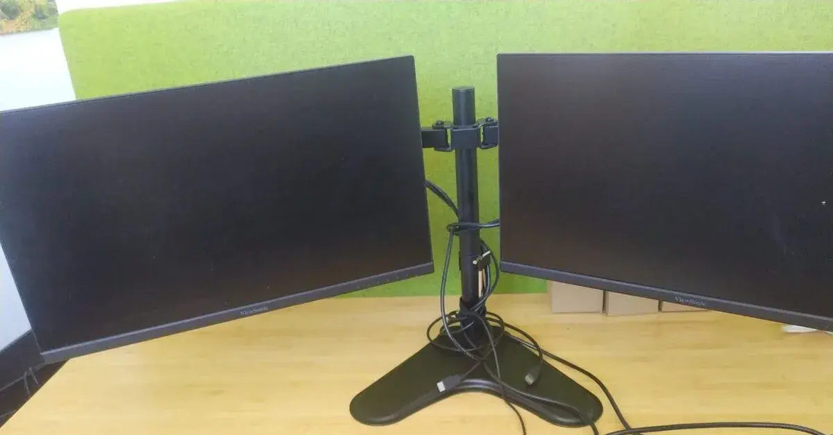 Monitory s držiakom