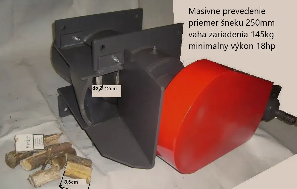 šnekový štěpkovač na vlečku špalikovač
