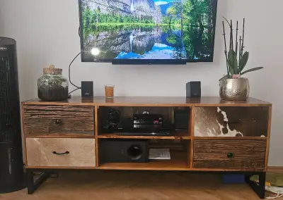 Skrinka pod TV z masívneho dreva