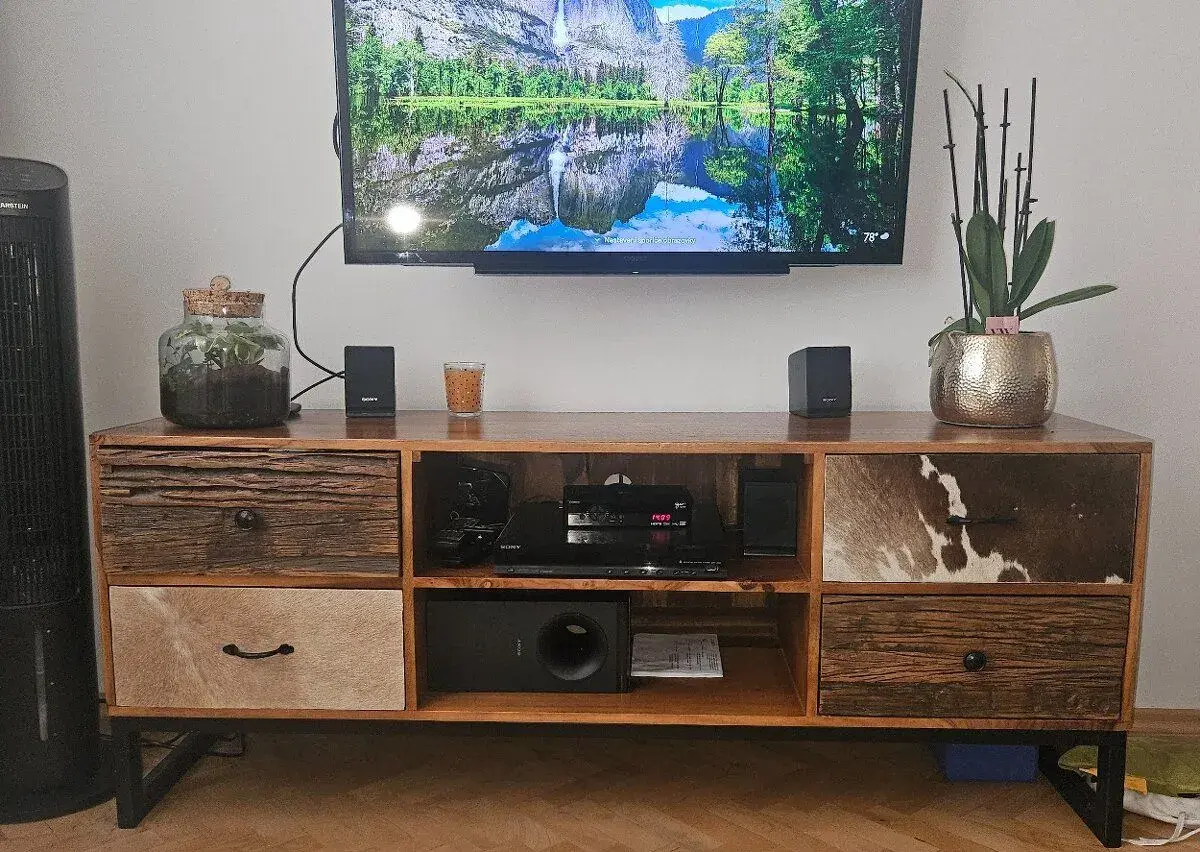 Skrinka pod TV z masívneho dreva