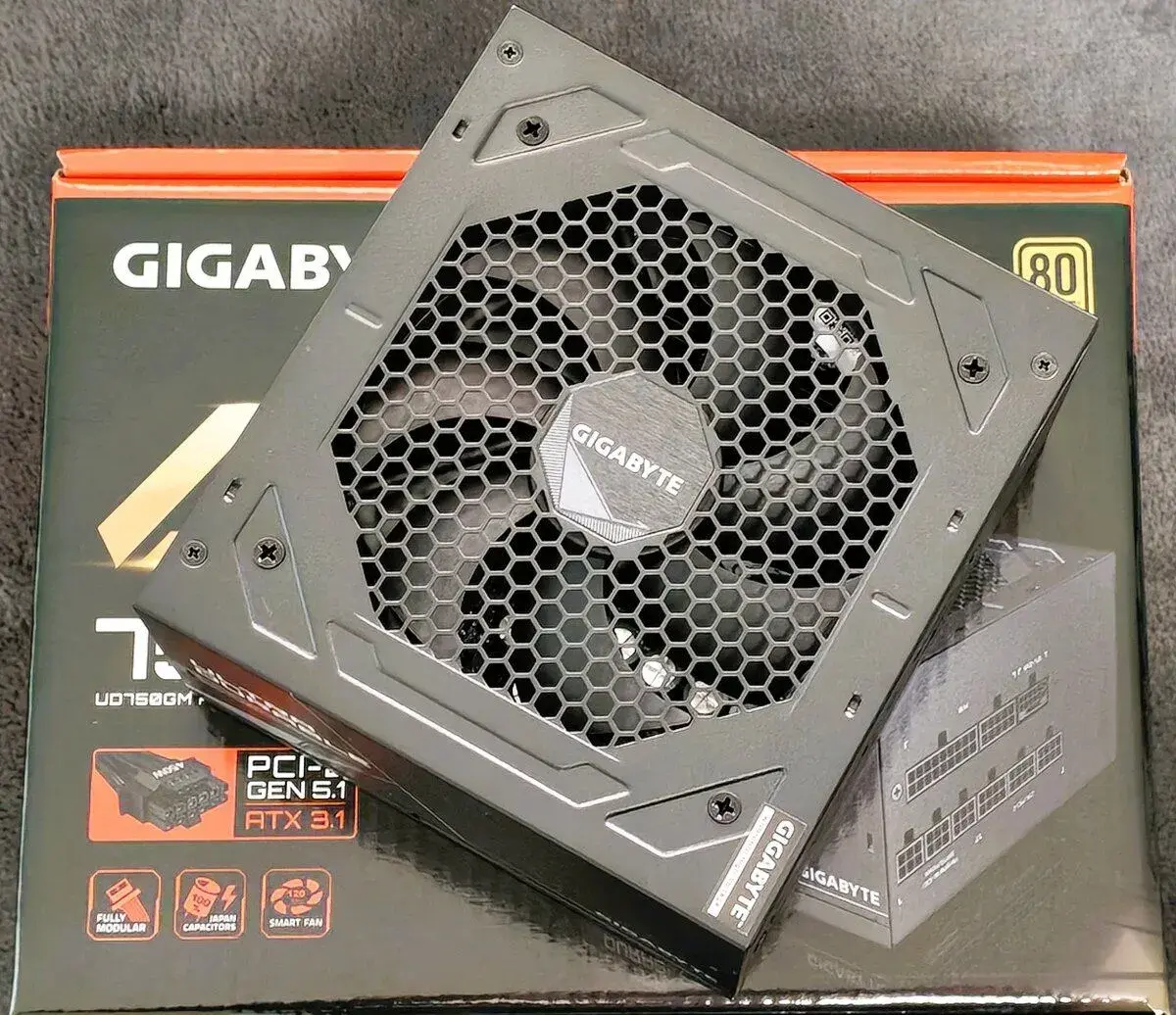 GIGABYTE UD750GM PG5 V2