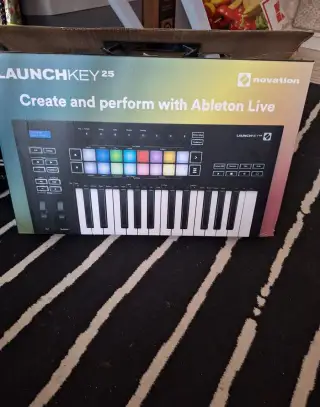 Klavesovy kontroler Launchkey novation 25