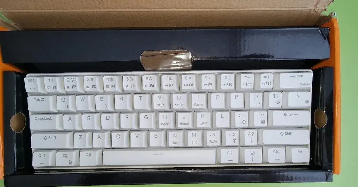 Royal Kludge RK61 white, red switches + puding keycapy