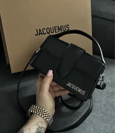 Čierna kabelka Jacquemus, velkost 18 × 10 cm.