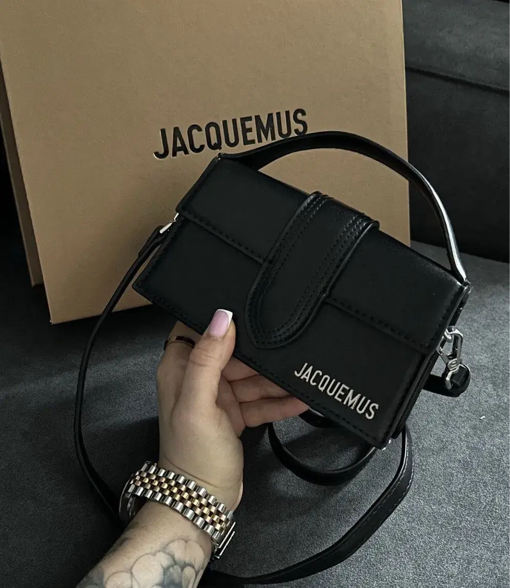 Čierna kabelka Jacquemus, velkost 18 × 10 cm.