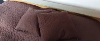Tmavohnedý prehoz na posteľ + 2 obliečky na vankúš