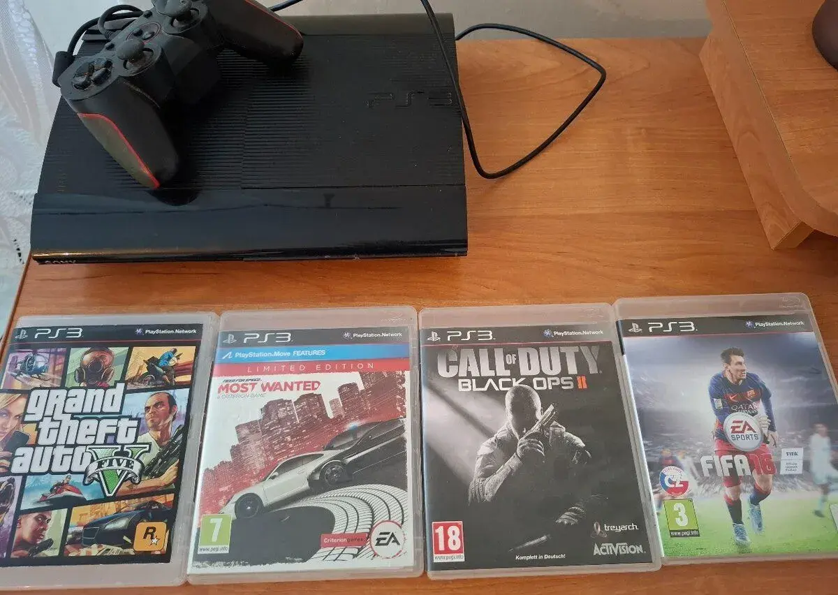 PlayStation 3 Super Slim + 4 hry