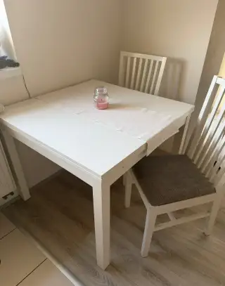 Rozkladací jedálenský stôl a stoličky