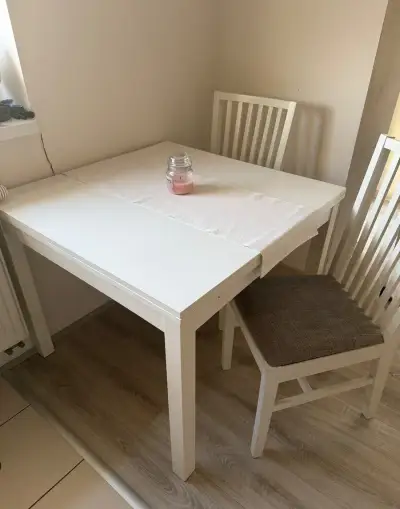 Rozkladací jedálenský stôl a stoličky