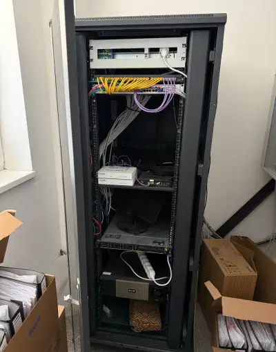 Rack 19“ vo vybave, serverovy, datovy rozvadzac