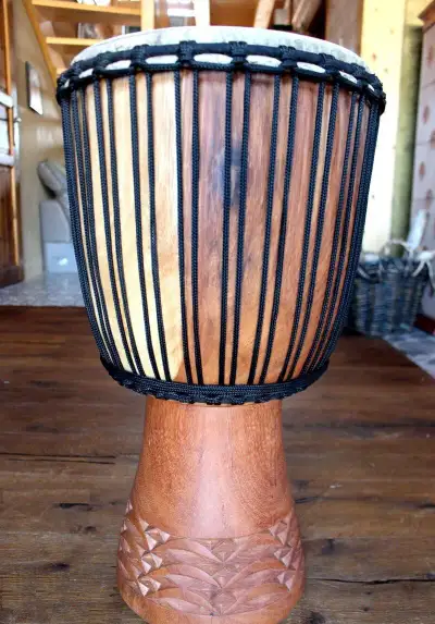 Grand Djembe Mali tvrdé drevo. 59-64cm, priemer 31-35cm