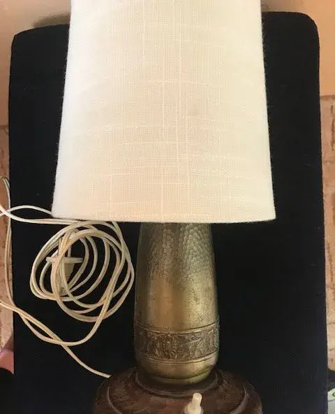 Elekt. stolová lampa zhotovená z mosadznej nábojnice