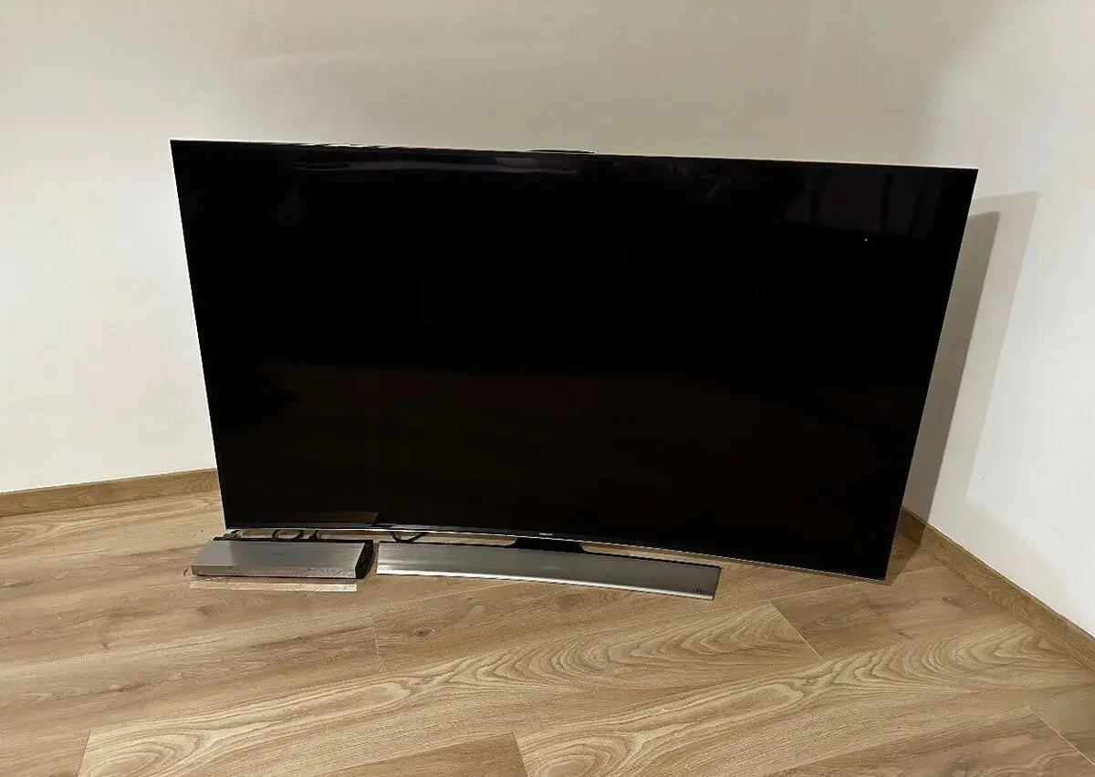 65" 4K UHD zakrivený Smart TV Samsung (UE65HU8580Q)