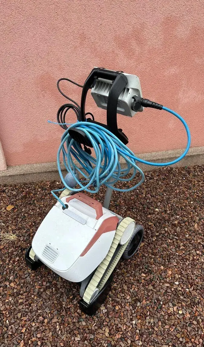 Robotický bazénový vysávač Dolphin Marlin 20 – Výborný stav