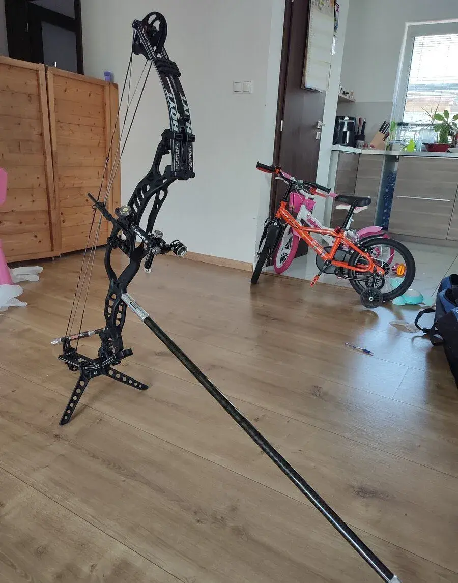 Luk Hoyt Podium Elite X 40" RH 50LB a vybava lukostrelba