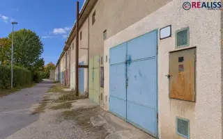 GARÁŽ NEĎALEKO CENTRA S ELEKTRICKOU ENERGIOU220/380 V, PIVNI