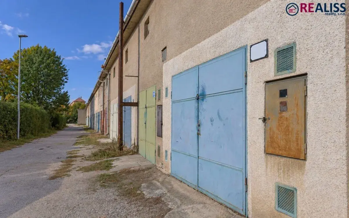 GARÁŽ NEĎALEKO CENTRA S ELEKTRICKOU ENERGIOU220/380 V, PIVNI