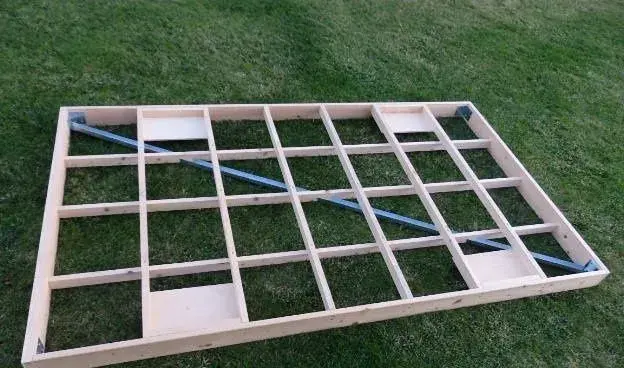 Drevený rám na modelovú železnicu