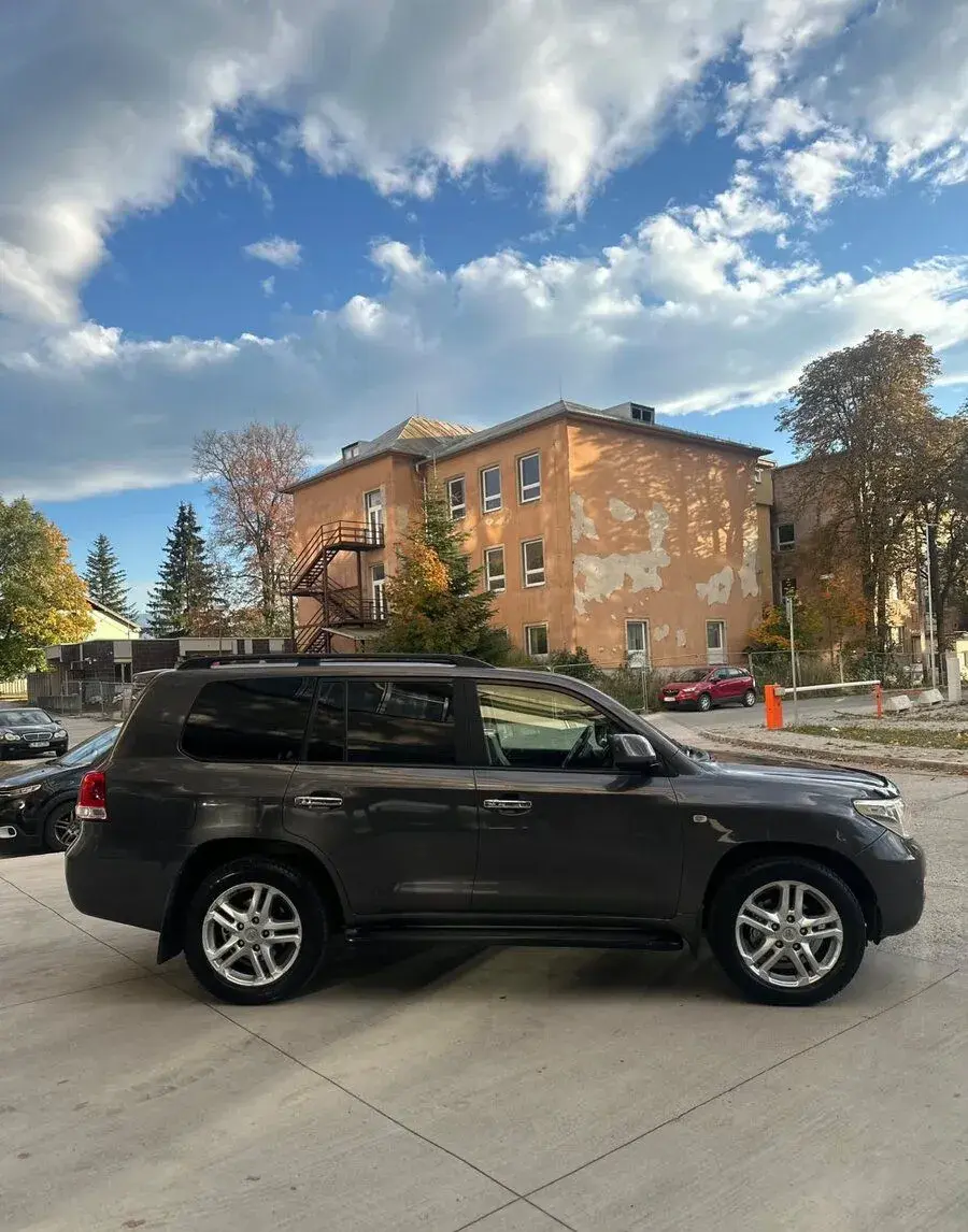 Toyota Land – 2008, 330 550 km