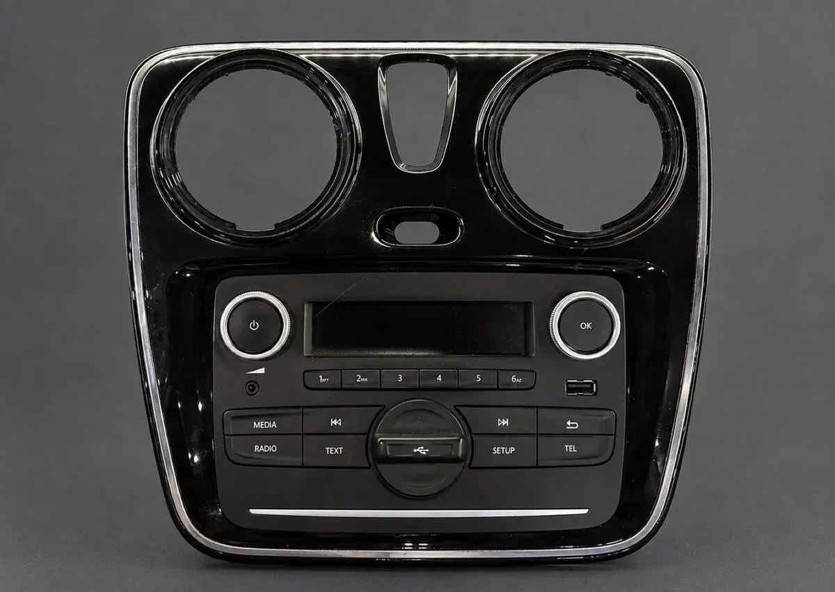 Originálne autorádio Renault s čiernym rámom – USB, AUX