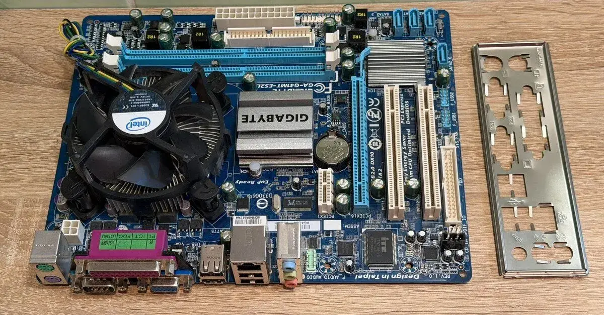 Gigabyte GA-G41MT-ES2L + Pentium Dual Core E5400, socket 775