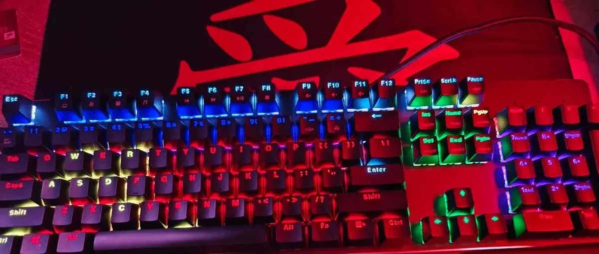 Glorious GMMK Full Size RGB, Gateron Brown, US layout, kompl