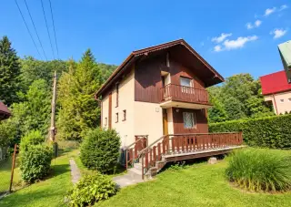 Celoročná chata pri potoku, 743 m2 pozemok, Modrová – okr. N