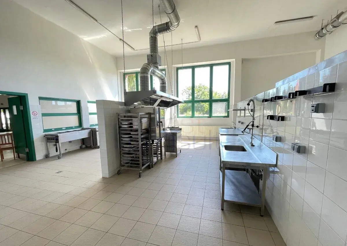 2362 NA PRENÁJOM KOMPLETNE ZARIADENÁ ZÁVODNÁ KUCHYŇA