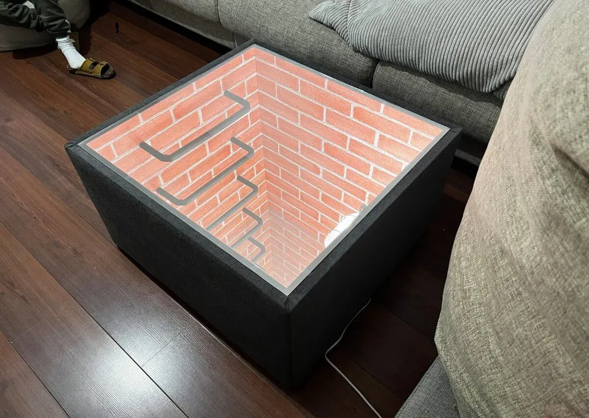 stolík s dokonalou imitáciou nekončiacej šachy