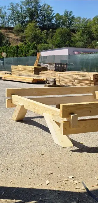 MASÍVNE DREVENÉ POSTELE / STOLY. - RUČNÁ VÝROBA ZO SMREKU