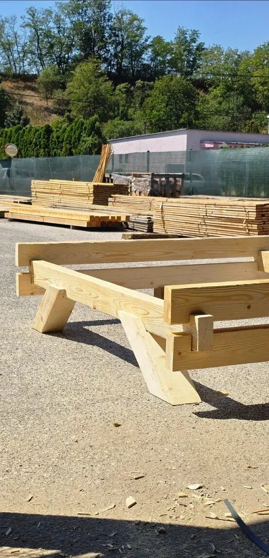 MASÍVNE DREVENÉ POSTELE / STOLY. - RUČNÁ VÝROBA ZO SMREKU