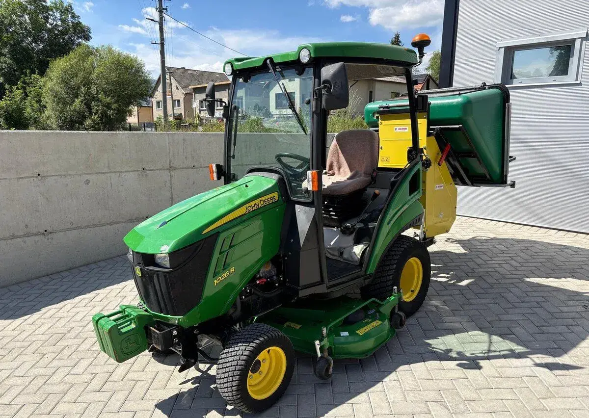 John Deere 1026R