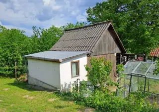 ZÁHRADA S CHATKOU A PIVNICOU pri Piešťanoch