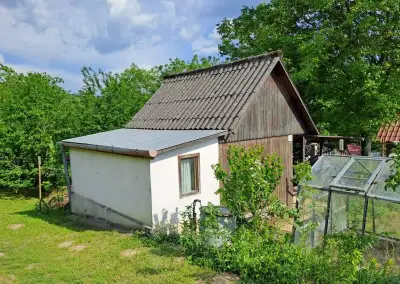 ZÁHRADA S CHATKOU A PIVNICOU pri Piešťanoch