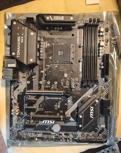 Darujem MSI Tomahawk MAX B450 (pokazený soket)