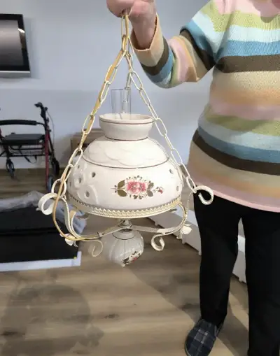 Retro porcelánový luster na reťazi s kvetinovým motívom