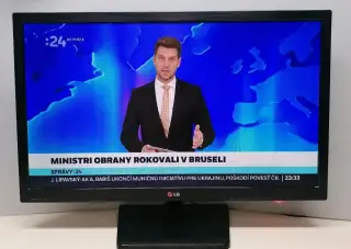 LG led monitor 27" uhloprička 68cm