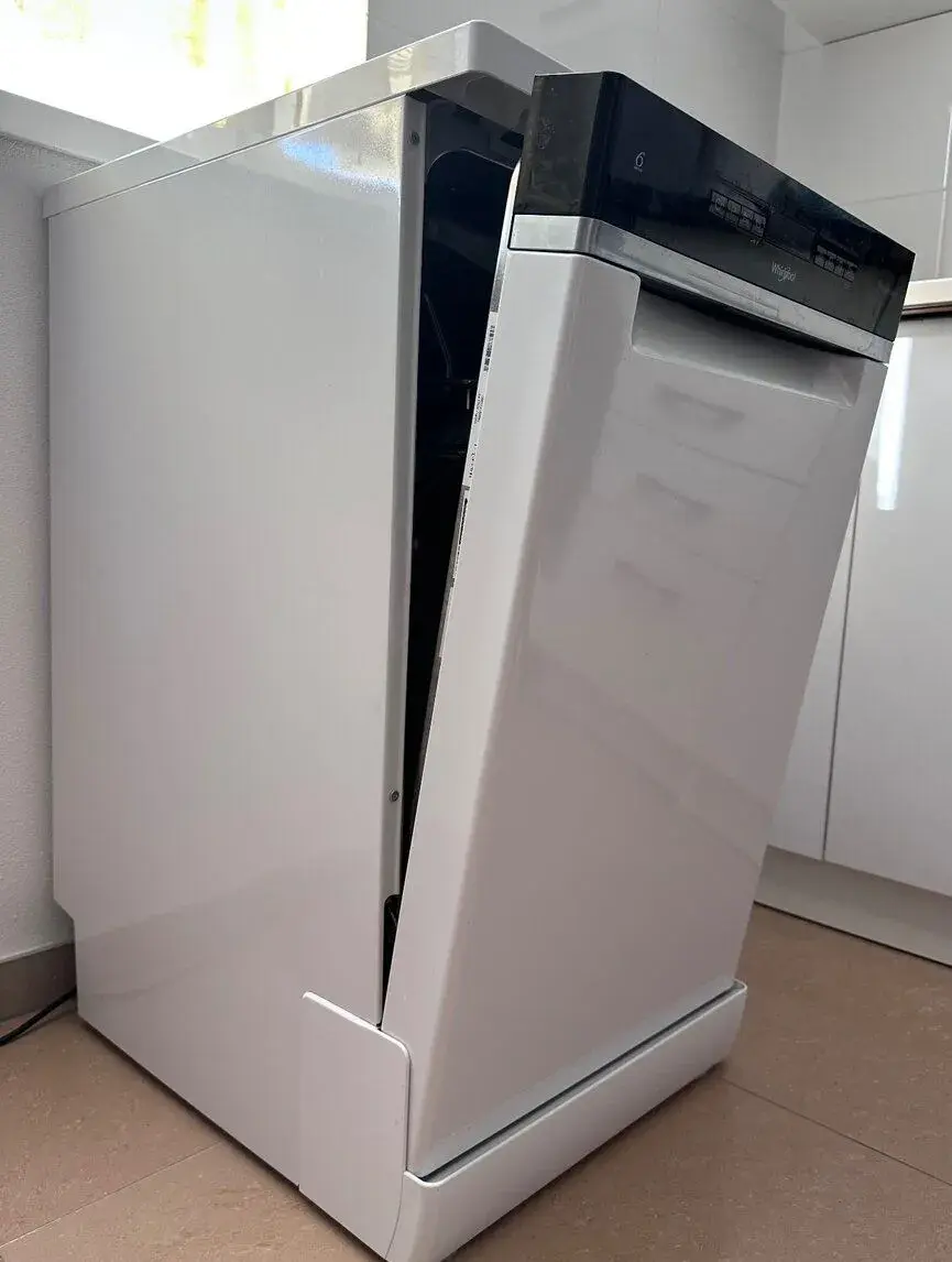 Volnostojacu umývačku riadu Whirlpool