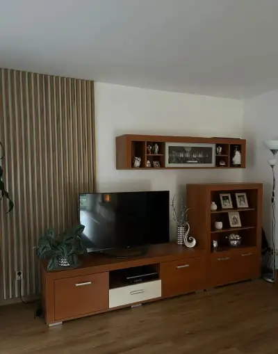 Obývaciu stenu bukas so stolom