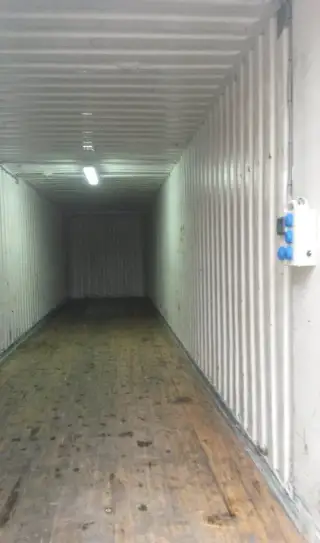 Skladové lodné kontajnery, garáže a plochy