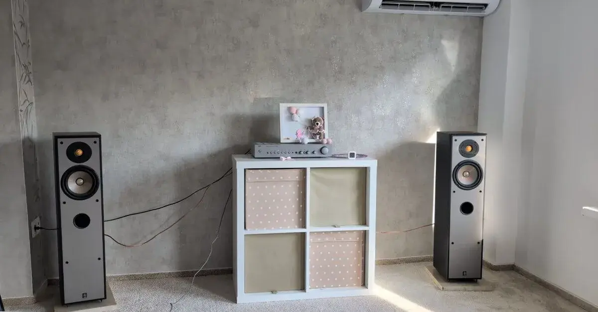 Stĺpové reproduktory Yamaha NS-200.