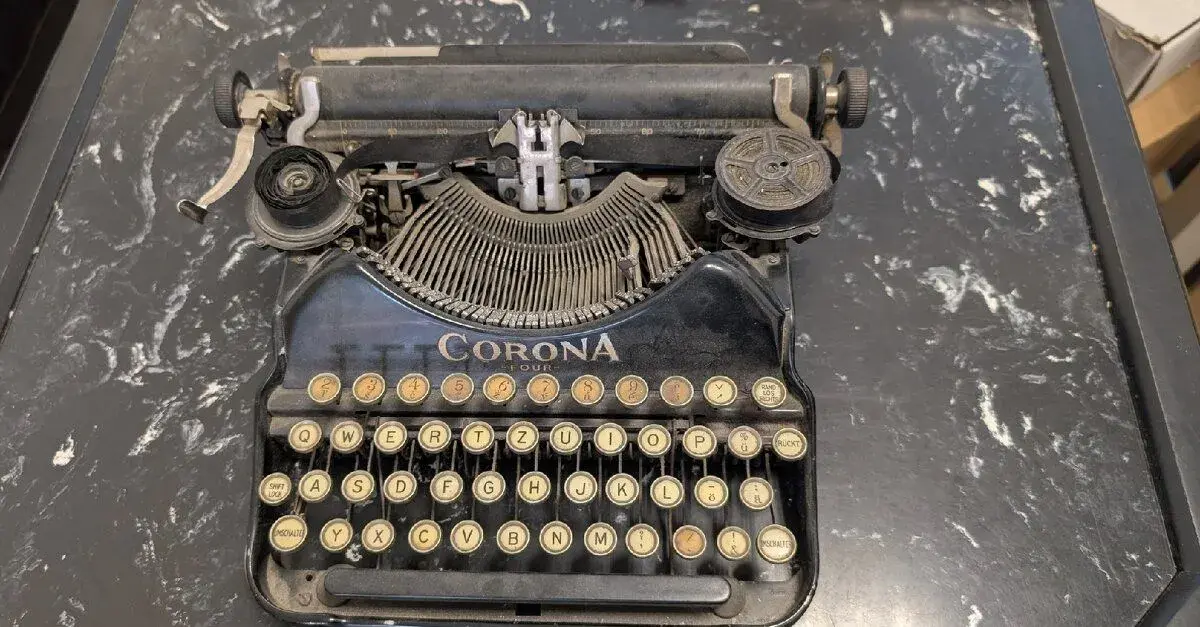 Historický písací stroj Corona Four (20. roky)