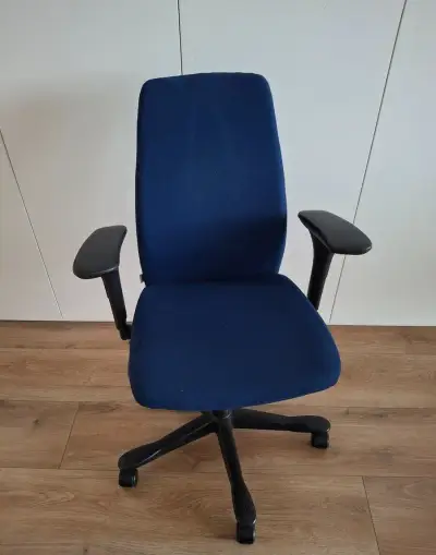 Kancelársku stoličku značky Kinnarps