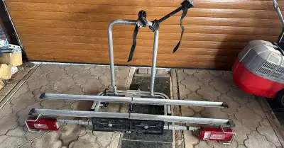 Pevný a plne funkčný oceľový nosič na 2 bicykle na ťa