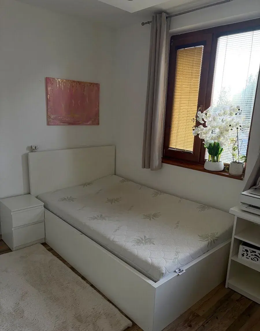 Biela posteľ z masívneho dreva na mieru