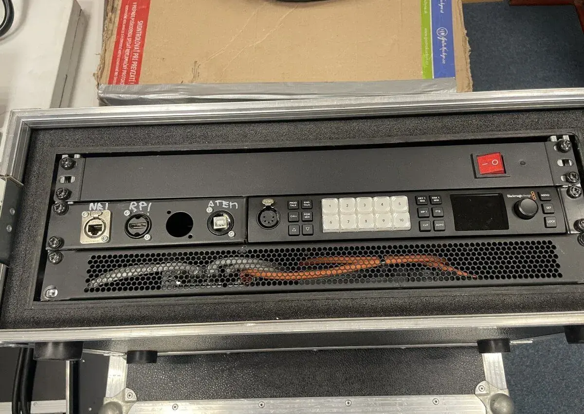 Blackmagic ATEM 1 M/E Constellation HD v racku – komplet