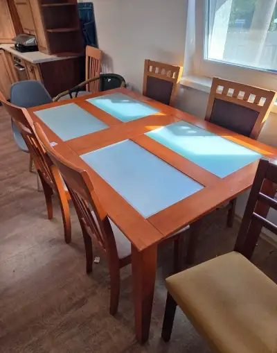 Stôl so stoličkami