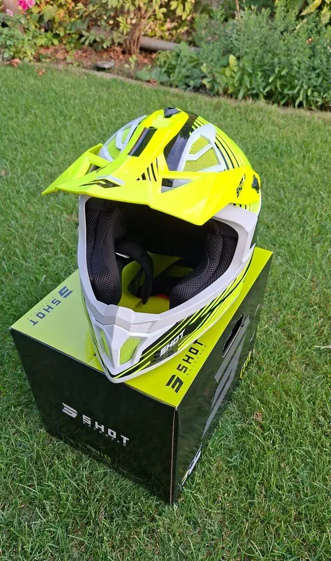 Shot lite carbon prilba size M