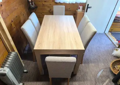 ROZKLADACÍ STÔL SO STOLIČKAMI.