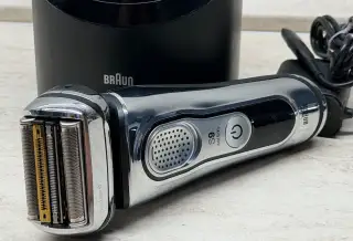 BRAUN Series 9 Holiaci strojček + čistiaca stanica